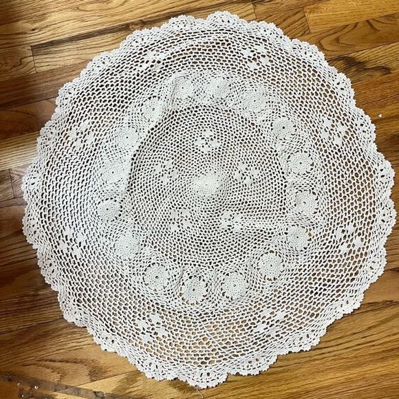 Vintage table doiley crocher big 26" Diameter - Picture 1 of 7